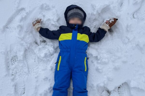 Χριστούγεννα στο βουνό: Το αδιαχώρητο στις χιονοδρομικές πίστες – Πέτρινα σπίτια και καλντερίμια μαγεύουν τους επισκέπτες