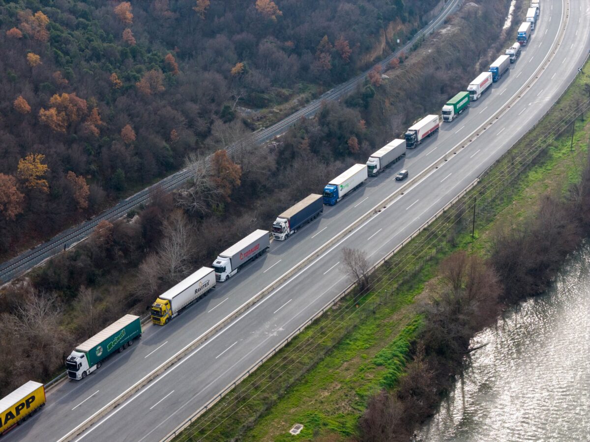 «Καλά Χριστούγεννα» στα μπλόκα: Οδηγοί και πολίτες στο πλευρό των αγροτών – Στην άκρη τα τρακτέρ για να διευκολυνθούν οι εκδρομείς