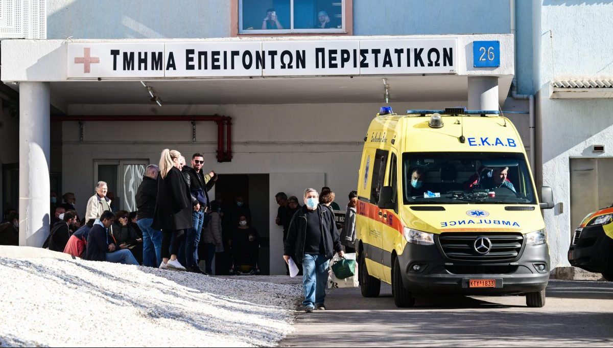 Στο Ασκληπιείο Βούλας 16χρονη λόγω μέθης – Χειροπέδες στον ιδιοκτήτη καταστήματος