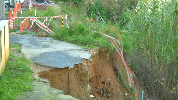Σε κατάσταση έκτακτης ανάγκης ο δήμος Αγίου Δημητρίου: Κινδυνεύουν σπίτια από την καθίζηση του δρόμου λόγω της κακοκαιρίας