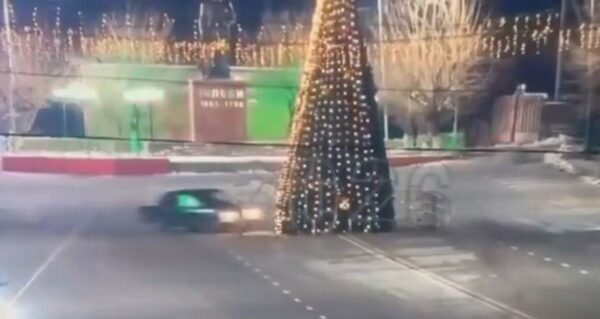 Καζακστάν: Όταν το drift με Lada δεν πάει… καλά –   Καρέ καρέ το «γκρέμισμα» ενός χριστουγεννιάτικου δέντρου 12 μ.