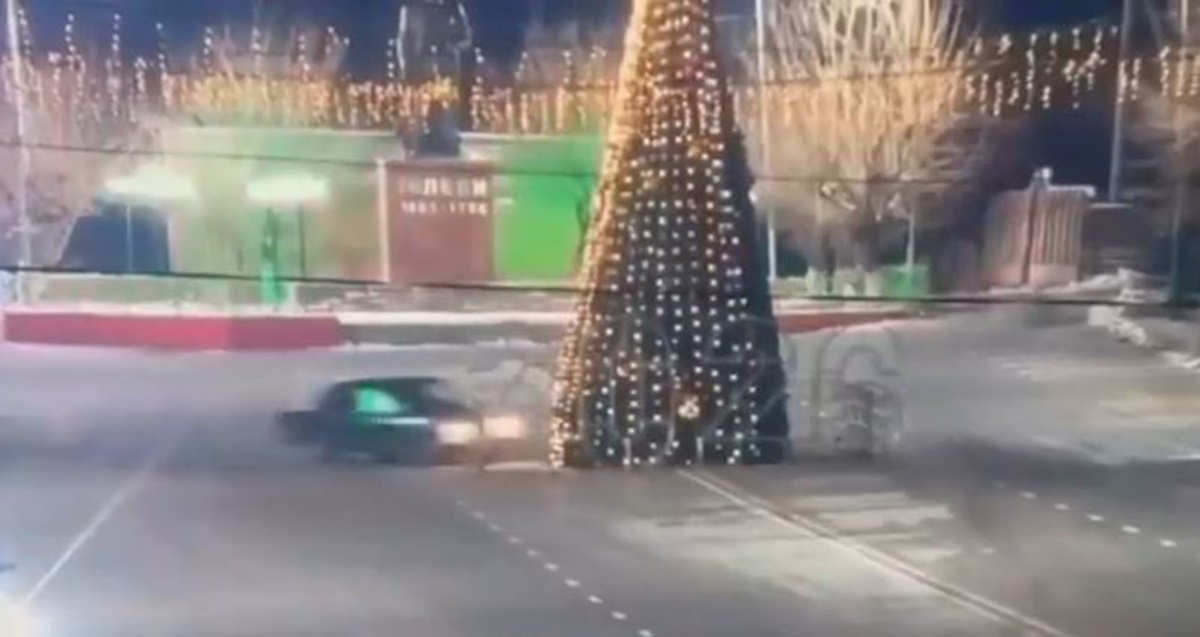 Καζακστάν: Όταν το drift με Lada δεν πάει… καλά –   Καρέ καρέ το «γκρέμισμα» ενός χριστουγεννιάτικου δέντρου 12 μ.