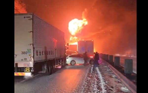 Ιαπωνία: Μεγάλη πυρκαγιά μετά από καραμπόλα 50 και πλέον οχημάτων στον αυτοκινητόδρομο Κανέτσου