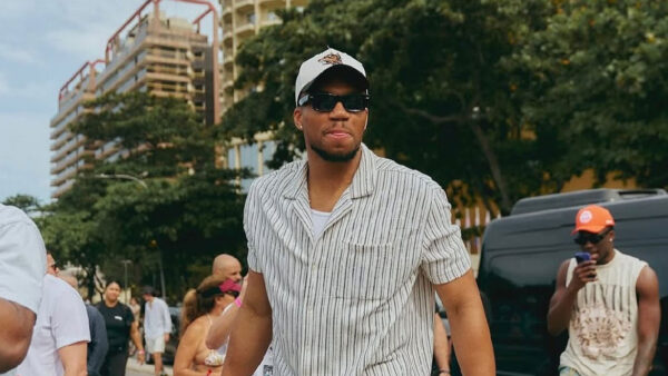 Γιάννης Αντετοκούνμπο: Ο «Greek Freak» σε ρόλο Άγιου Βασίλη μοιράζει χαμόγελα και ελπίδα