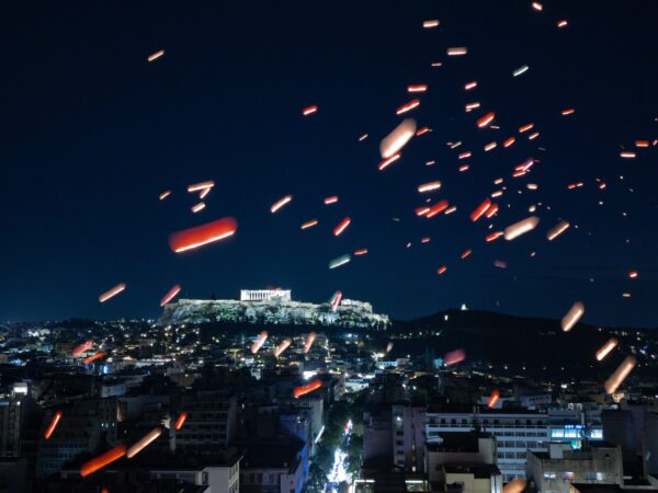 Χιλιάδες φαναράκια φώτισαν τον βραδινό ουρανό της Αθήνας για τη «Νύχτα των Ευχών»
