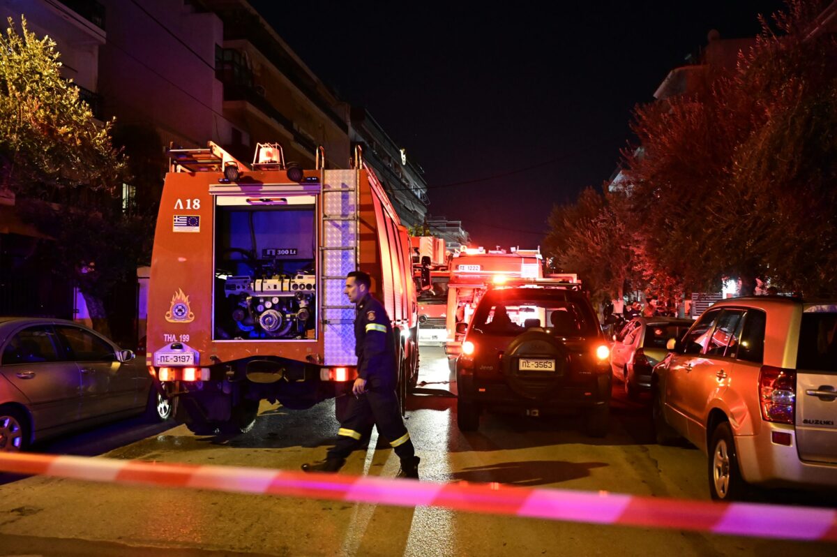 Νεκροί δύο άνδρες που εγκλωβίστηκαν μετά από φωτιά σε διαμέρισμα στην Καλλιθέα