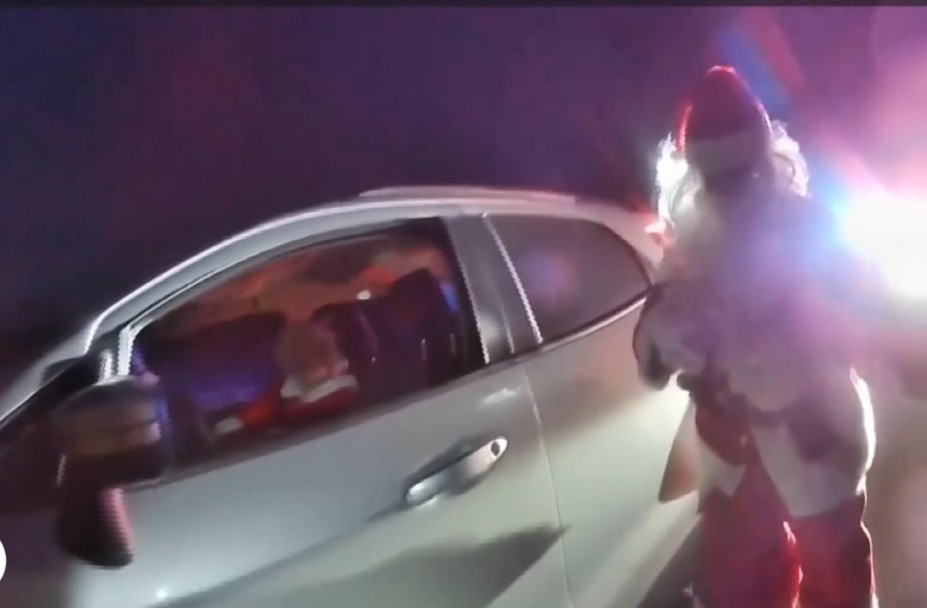 ΗΠΑ: Η τροχαία έπιασε τον Άγιο Βασίλη για «χαμηλή πτήση» (βίντεο)