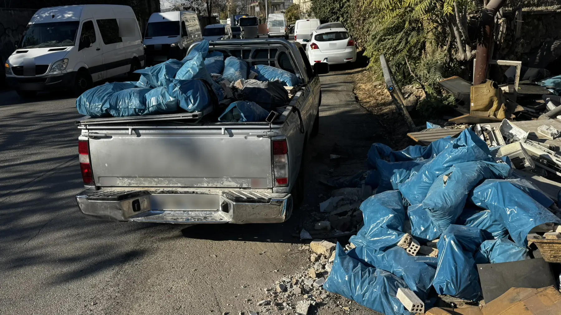 Βοτανικός: Για ρήψη στερεών αποβλήτων συνελήφθησαν δύο άτομα – Κατασχέθηκε το όχημά τους