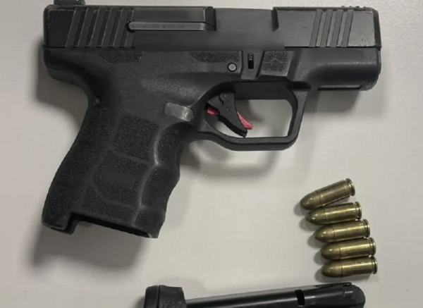 Συνελήφθη στην Αθήνα 36χρονος οδηγός που κατείχε πιστόλι με φυσίγγιο στη θαλάμη – Κατά τον έλεγχο επιχείρησε να το τραβήξει