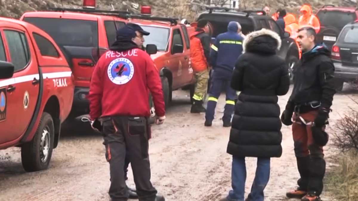 Ανασύρθηκαν οι τέσσερις νεκροί ορειβάτες από τα Βαρδούσια – Μεταφέρθηκαν με ελικόπτερο στην Ιτέα