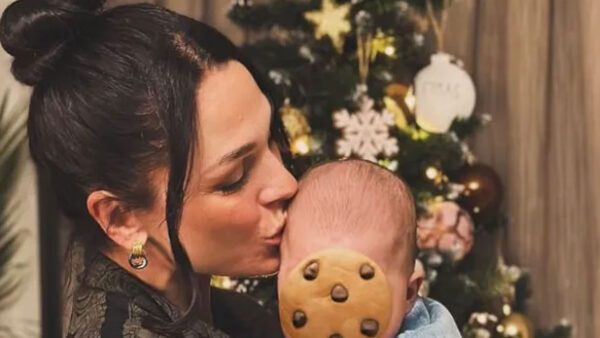 Ιωάννα Τριανταφυλλίδου: Γιορτινές στιγμές μπροστά στο χριστουγεννιάτικο δέντρο με το μωρό της