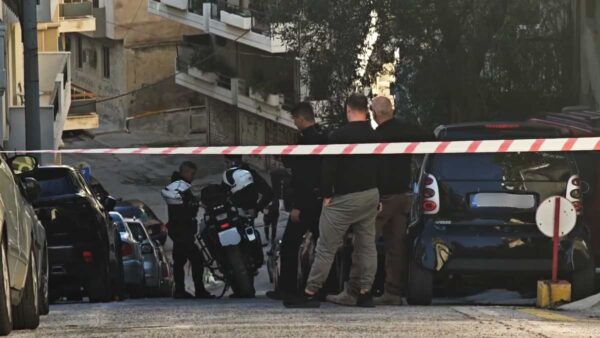 Γκύζη: Άνδρας μαχαίρωσε τη σύζυγό του στον λαιμό και έπεσε από την ταράτσα – Βρέθηκε ιδιόχειρο σημείωμα