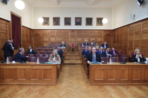 ΣΥΡΙΖΑ-ΠΣ: Να μην καταργηθούν οι ζωντανές τηλεοπτικές μεταδόσεις των εξεταστικών επιτροπών από το κανάλι της Βουλής