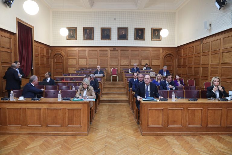 ΣΥΡΙΖΑ-ΠΣ: Να μην καταργηθούν οι ζωντανές τηλεοπτικές μεταδόσεις των εξεταστικών επιτροπών από το κανάλι της Βουλής