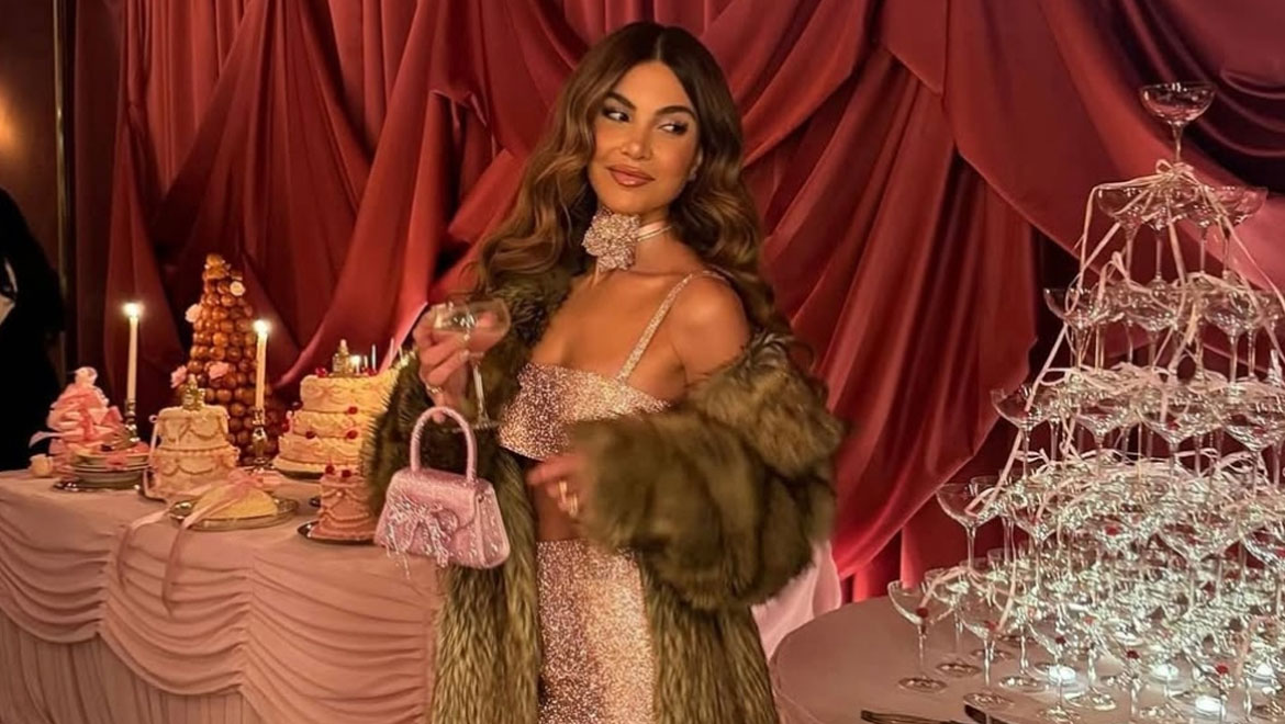 Glitter Fever: Τα 5 σχέδια νυχιών που θα κλέψουν τις εντυπώσεις στις γιορτές