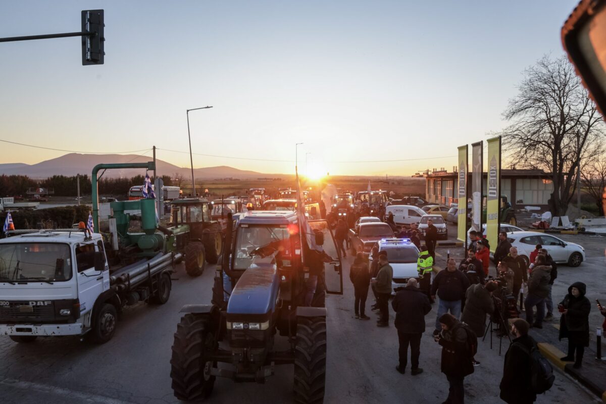 Επιμένουν οι αγρότες: Κλείσιμο παρακαμπτηρίων στη Νίκαια, αποκλεισμοί σε τελωνεία, μπλόκα σε εθνικές οδούς