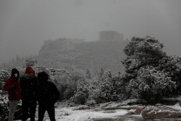 Τσουχτερό κρύο παραμονή και ανήμερα της Πρωτοχρονιάς – Πού αναμένεται να χιονίσει, νιφάδες και στην Αττική