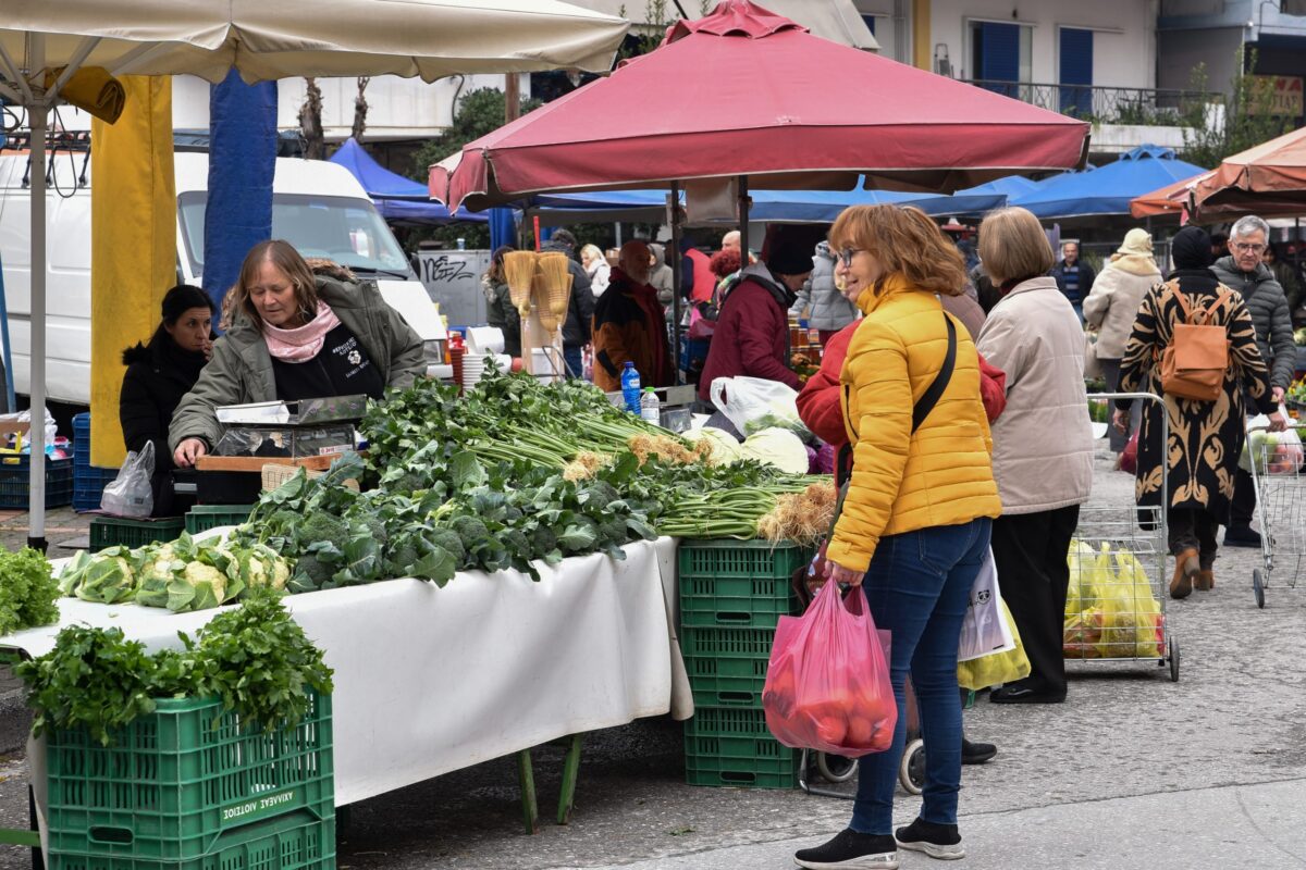 Η ακρίβεια δεν έχει σχέση με τον πάγκο της λαϊκής αγοράς, λένε οι παραγωγοί
