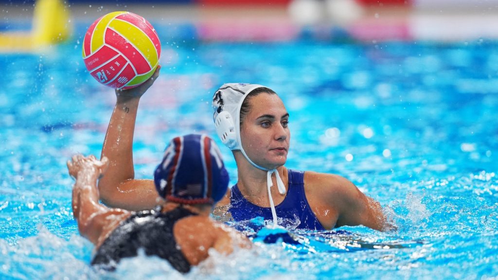 «Το πόλο συνδυάζει δύναμη, έκρηξη, αντοχή»: Η κορυφαία αθλήτρια υδατοσφαίρισης του κόσμου για το 2025 μιλά στο ΕΡΤnews Radio 105,8