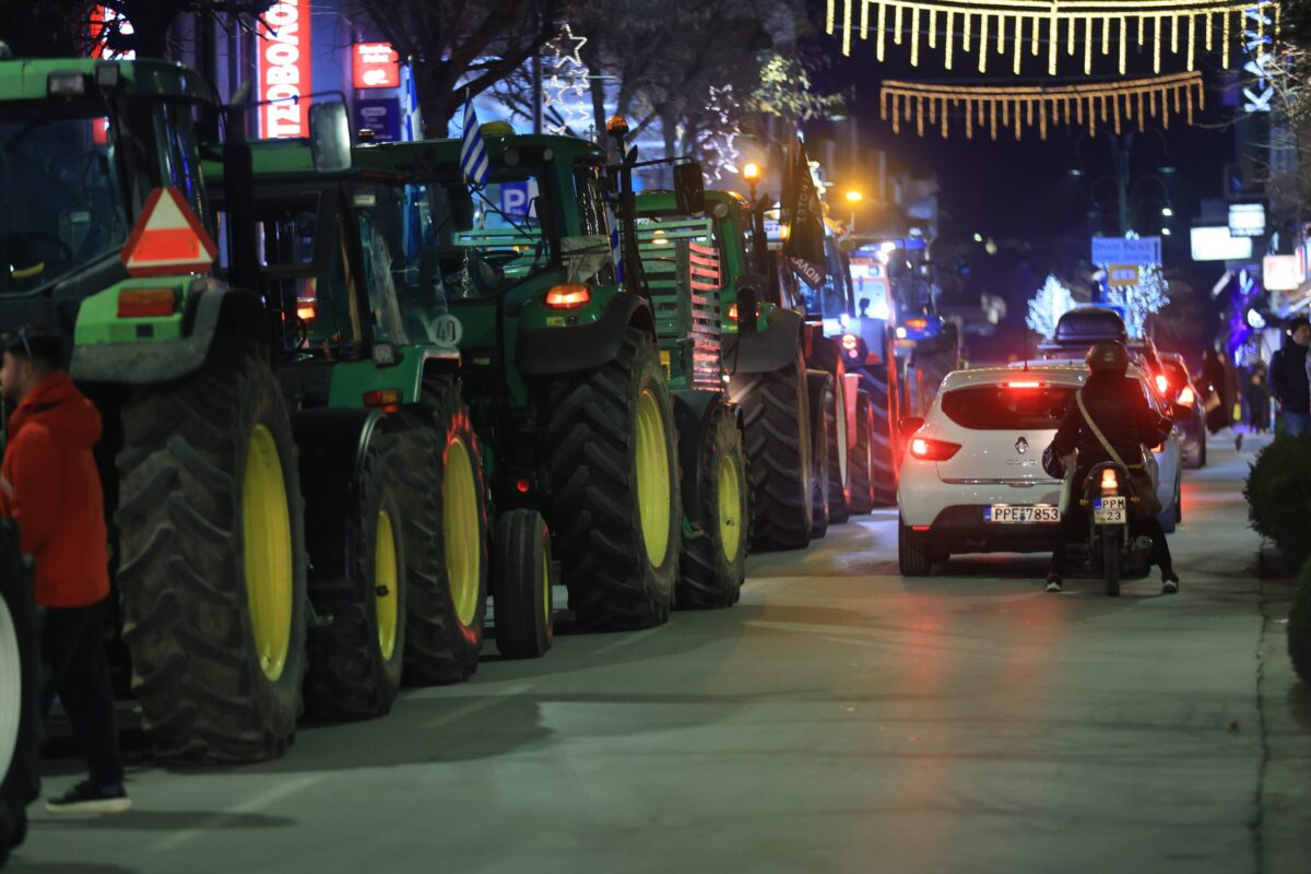 Παραμένουν οι κυκλοφοριακές ρυθμίσεις λόγω μπλόκου αγροτών στο Κάστρο Βοιωτίας – Πού γίνονται εκτροπές