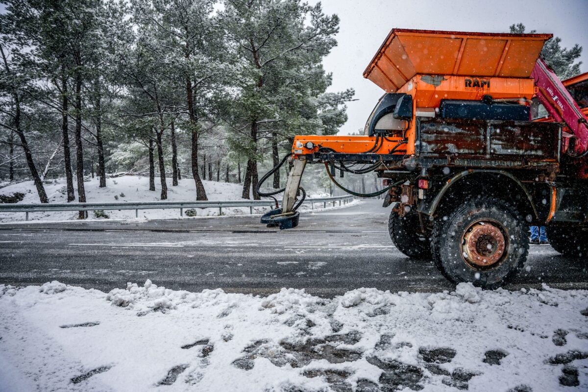 Στα λευκά ντύθηκαν τα ορεινά της χώρας – Κλειστή η Πάρνηθος