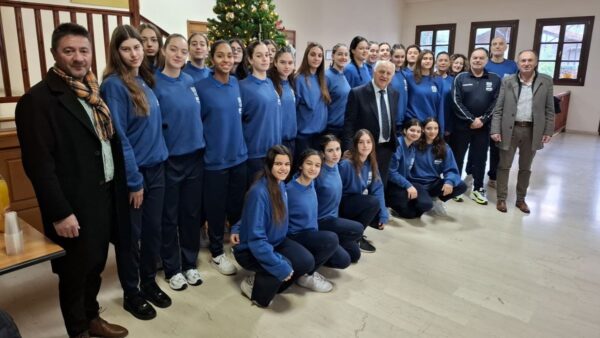 Οι αθλήτριες της Εθνικής γυναικών Κ18 είπαν τα κάλαντα στο Δημαρχείο Κόνιτσας