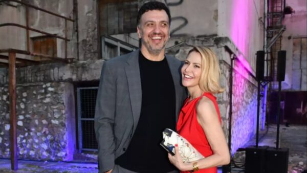 Τζένη Μπαλατσινού – Βασίλης Κικίλιας: Εύχονται «καλή χρονιά» με ένα τρυφερό φιλί