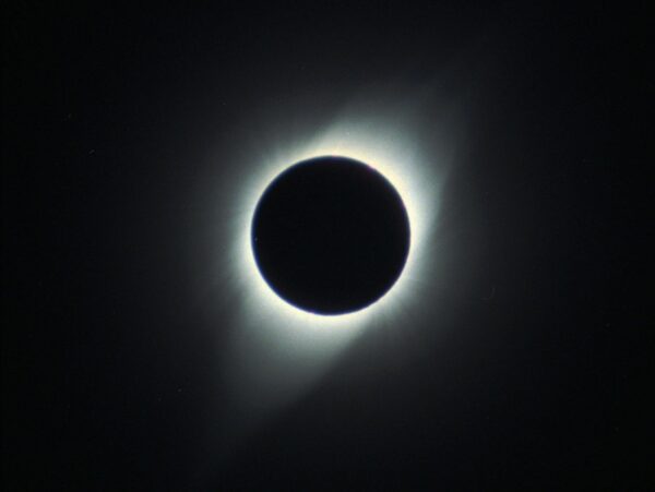 Ολική έκλειψη Ηλίου στην Ευρώπη μετά από 27 χρόνια – Τι θα δούμε το 2026 στον ουρανό