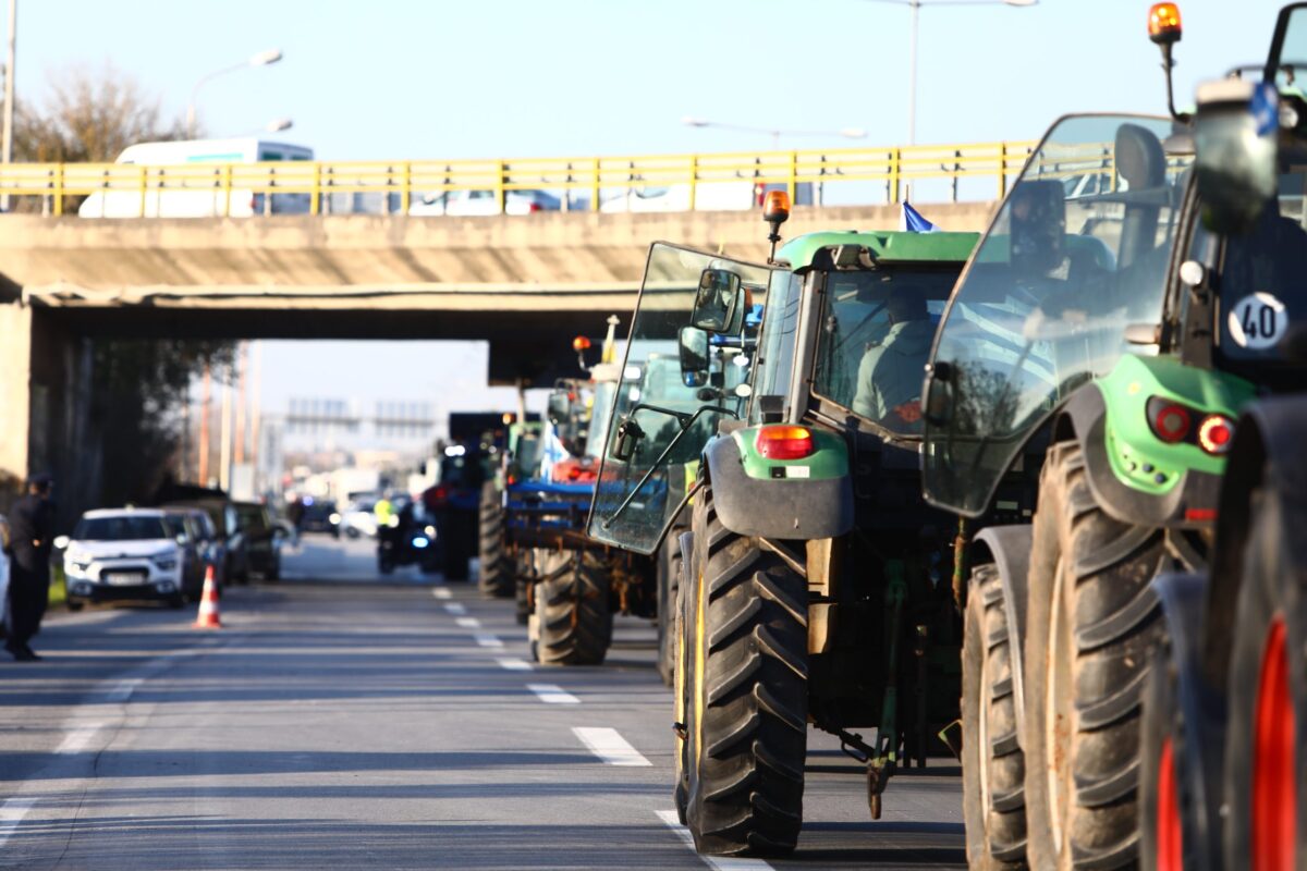 Αποφασισμένοι για κλιμάκωση των κινητοποιήσεων οι αγρότες – Ανοιχτοί δρόμοι με το βλέμμα στα Μάλγαρα