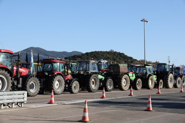 Κλιμάκωση με τρακτέρ στην Αθήνα και «μπλακ-άουτ» προτείνουν οι αγρότες – Νέα πρόσκληση Τσιάρα για διάλογο