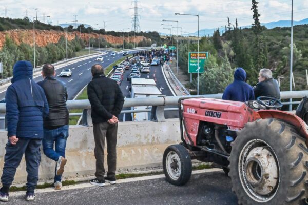 Σκληραίνουν τη στάση τους οι αγρότες- Τα στρατηγικά σημεία των κινητοποιήσεών τους
