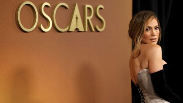 Στα 80 και ασταμάτητη: Η μαμά της Τζένιφερ Λόπεζ έκανε το ίντερνετ να παραληρεί με τον χορό της