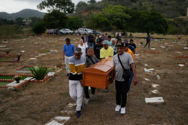 Η Βενεζουέλα κηρύσσει εβδομάδα πένθους για τους στρατιώτες που σκοτώθηκαν στην επίθεση των ΗΠΑ