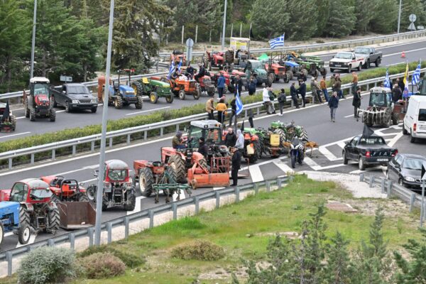 ΠAΣOK: Ξαναζεσταμένη σούπα και τεχνάσματα, τα μέτρα που ανακοίνωσε η κυβέρνηση για τους αγρότες