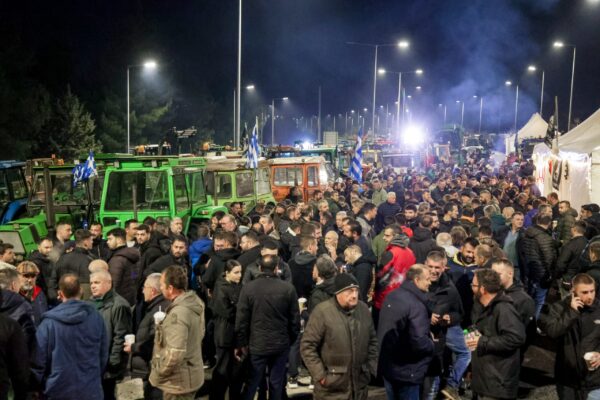 Κυβερνητικές πηγές σε αγρότες: Αν είστε όλοι μαζί θα συναντηθείτε με τον Πρωθυπουργό – Παραπέμπουν σε διάλογο με Χατζηδάκη και Τσιάρα