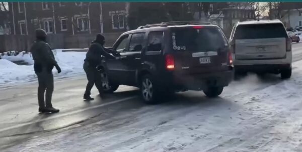 Μινεάπολη: Ξέσπασαν ταραχές μετά το θάνατο της 37χρονης από πυρά πράκτορα της ΙCE – Δακρυγόνα από τις δυνάμεις ασφαλείας