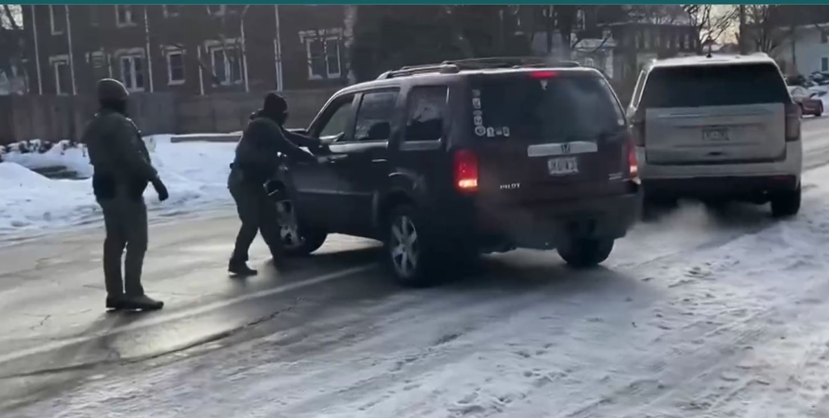 Μινεάπολη: Ξέσπασαν ταραχές μετά το θάνατο της 37χρονης από πυρά πράκτορα της ΙCE – Δακρυγόνα από τις δυνάμεις ασφαλείας