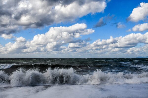 Εξασθενούν οι βροχές, επιμένουν τοπικά οι θυελλώδεις άνεμοι – Πότε θα σημειωθεί ψυχρή εισβολή και χιονιάς