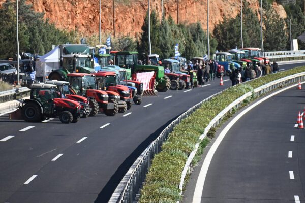 Αγρoτικές κινητοποιήσεις: Διαβουλεύσεις για την συνάντηση της Τρίτης – Πού συνεχίζονται οι αποκλεισμοί, ποιοι δρόμοι ανοίγουν