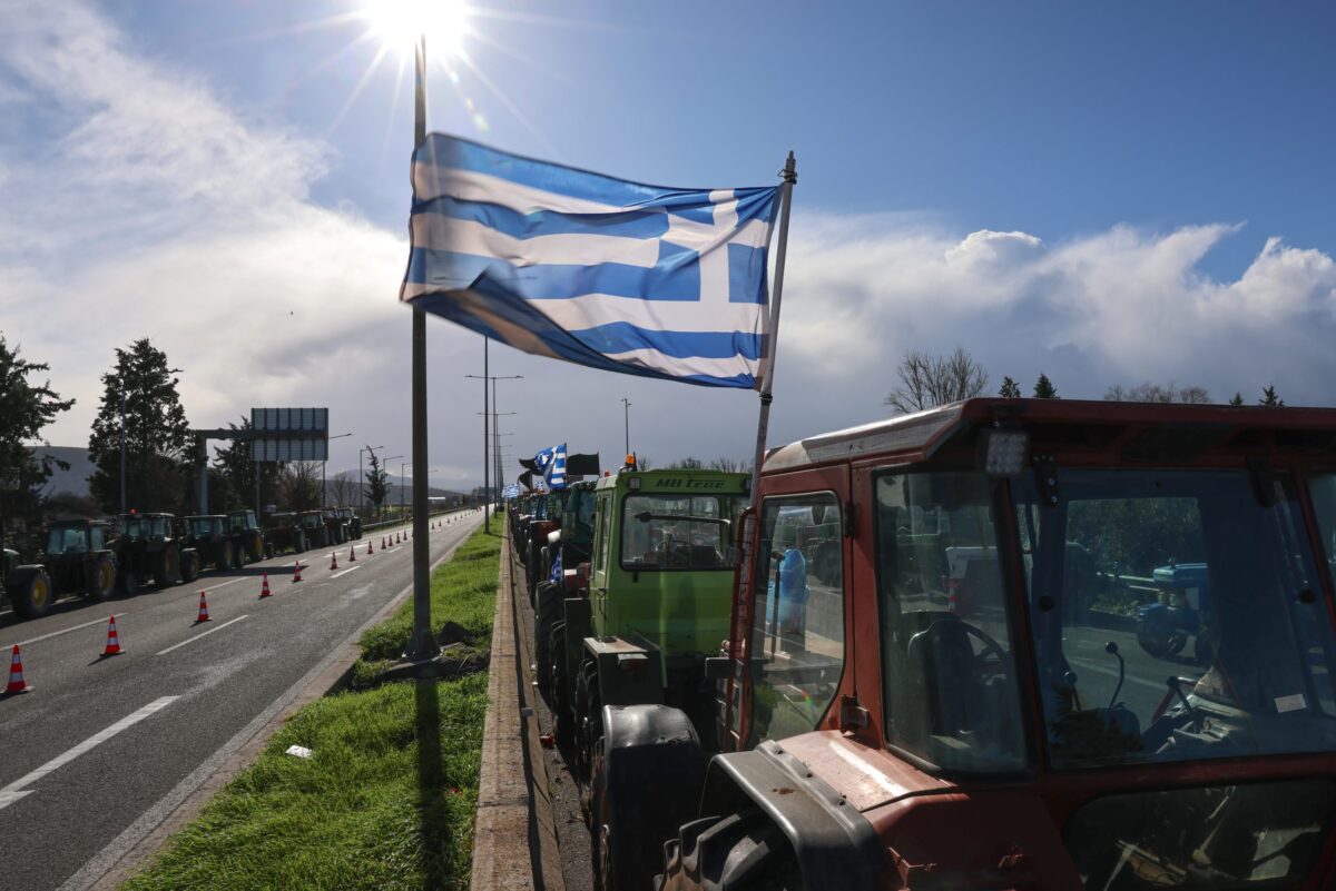 Η ώρα του διαλόγου: Για τη συνάντηση με τον πρωθυπουργό προετοιμάζονται οι αγρότες και ανοίγουν τους δρόμους
