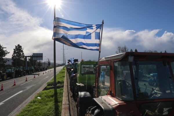 Η ώρα του διαλόγου: Για τη συνάντηση με τον πρωθυπουργό προετοιμάζονται οι αγρότες και ανοίγουν τους δρόμους