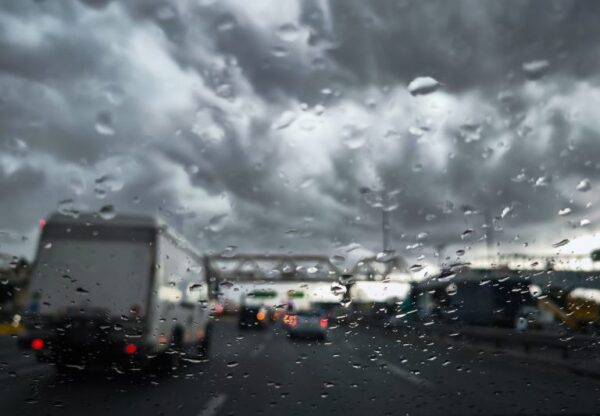 Kαιρός: Βροχές και καταιγίδες στη Δυτική Ελλάδα – Χιόνια στα ορεινά