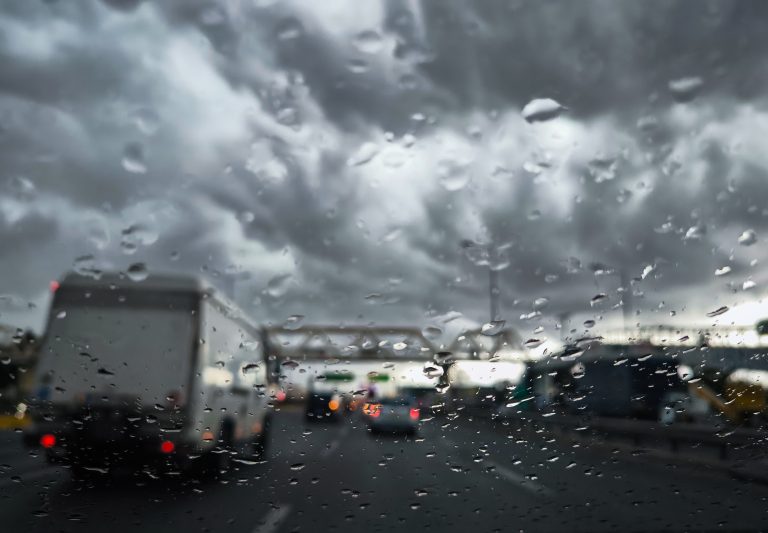 Kαιρός: Βροχές και καταιγίδες στη Δυτική Ελλάδα – Χιόνια στα ορεινά