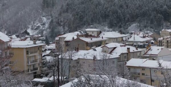Ξεκίνησε η ψυχρή εισβολή: Πού χιονίζει και πώς θα εξελιχθούν τα φαινόμενα – Έκτακτο δελτίο από την ΕΜΥ