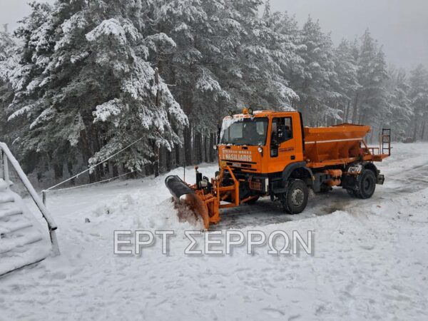 Επέλαση του χιονιά στις Σέρρες – Εκχιονιστικά μηχανήματα από το πρωί στους δρόμους