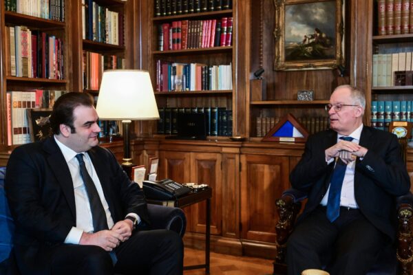 Οι προοπτικές της ελληνικής και ευρωπαϊκής οικονομίας στο επίκεντρο της συνάντησης Τασούλα – Πιερρακάκη