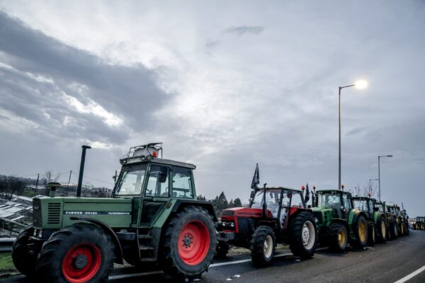 Αγρότες: Αύριο Τρίτη η συνάντηση με ορατό ενδεχόμενο μη προσέλευσης από ένα τμήμα τους – Απόψε λαμβάνουν αποφάσεις στα μπλόκα