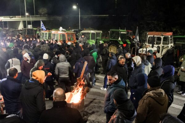 Κυβερνητικές πηγές για αγρότες: Μικρή μειοψηφία αυτοί που τίναξαν στον αέρα τον διάλογο – Σε περίπτωση κλιμάκωσης, μόνες αρμόδιες είναι οι αρχές