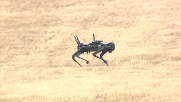 Τετράποδα ρομπότ στο πεδίο άσκησης των Ιαπωνικών δυνάμεων άμυνας