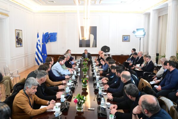 ΠΑΣΟΚ: Ο πρωθυπουργός παρουσίασε στους αγρότες ένα έωλο «success story» – Δεν άκουσαν λύσεις αλλά τις ίδιες υποσχέσεις ξανά